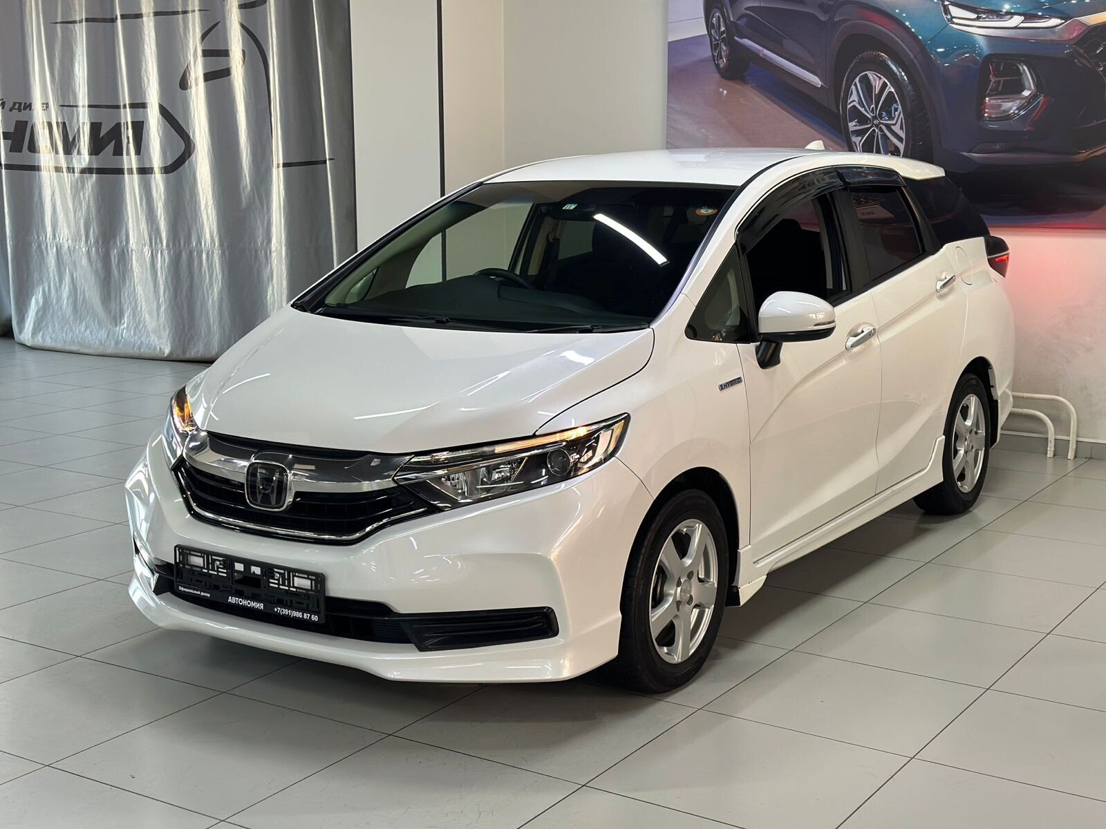 Honda Shuttle 2019. Хонда Шатл 2019 года. Дилеры Honda внутри фото.