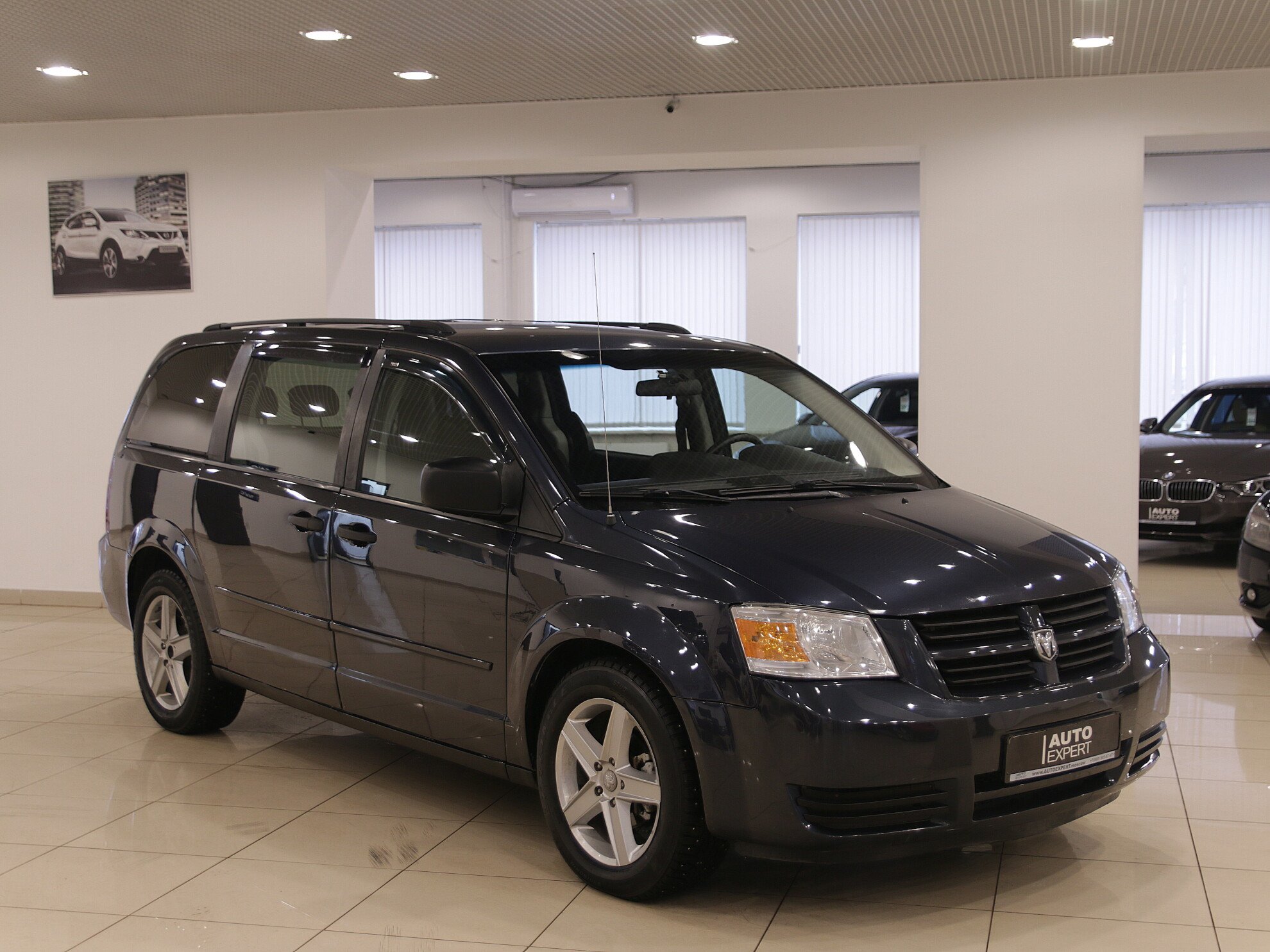 Dodge grand caravan 2008. Мазда Караван 2008 год.