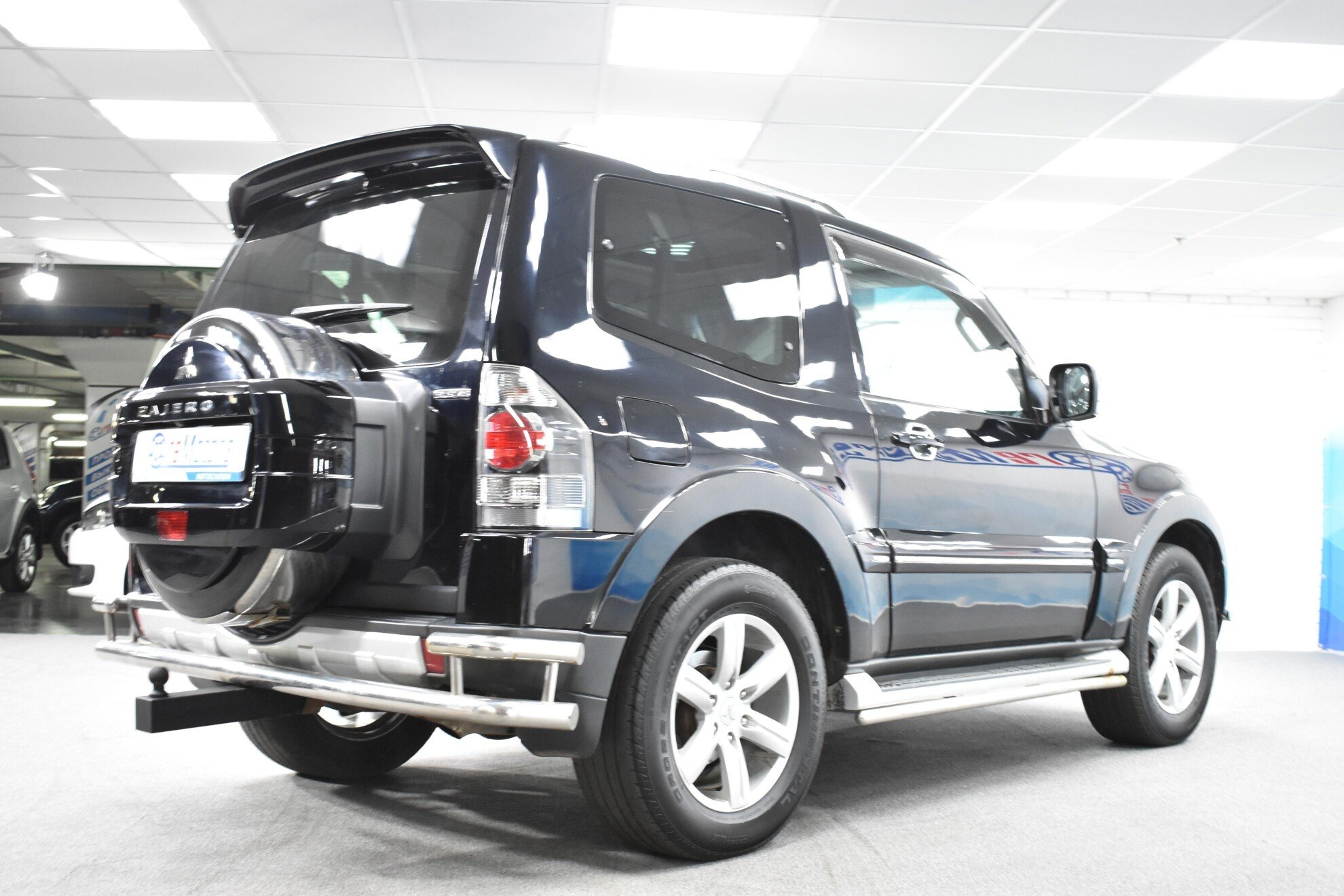 Мицубиси паджеро 2008 г. Pajero 4 Black Edition. Mitsubishi Pajero 4 черный. Митсубиси Паджеро в автосалоне.