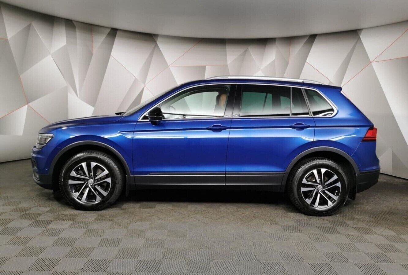 Volkswagen tiguan 2019 года. Фольксваген Тигуан 2019. Тигуан 2021 синий. Синий Тигуан 2019 года. Тигуан 2019 черный в гараже.