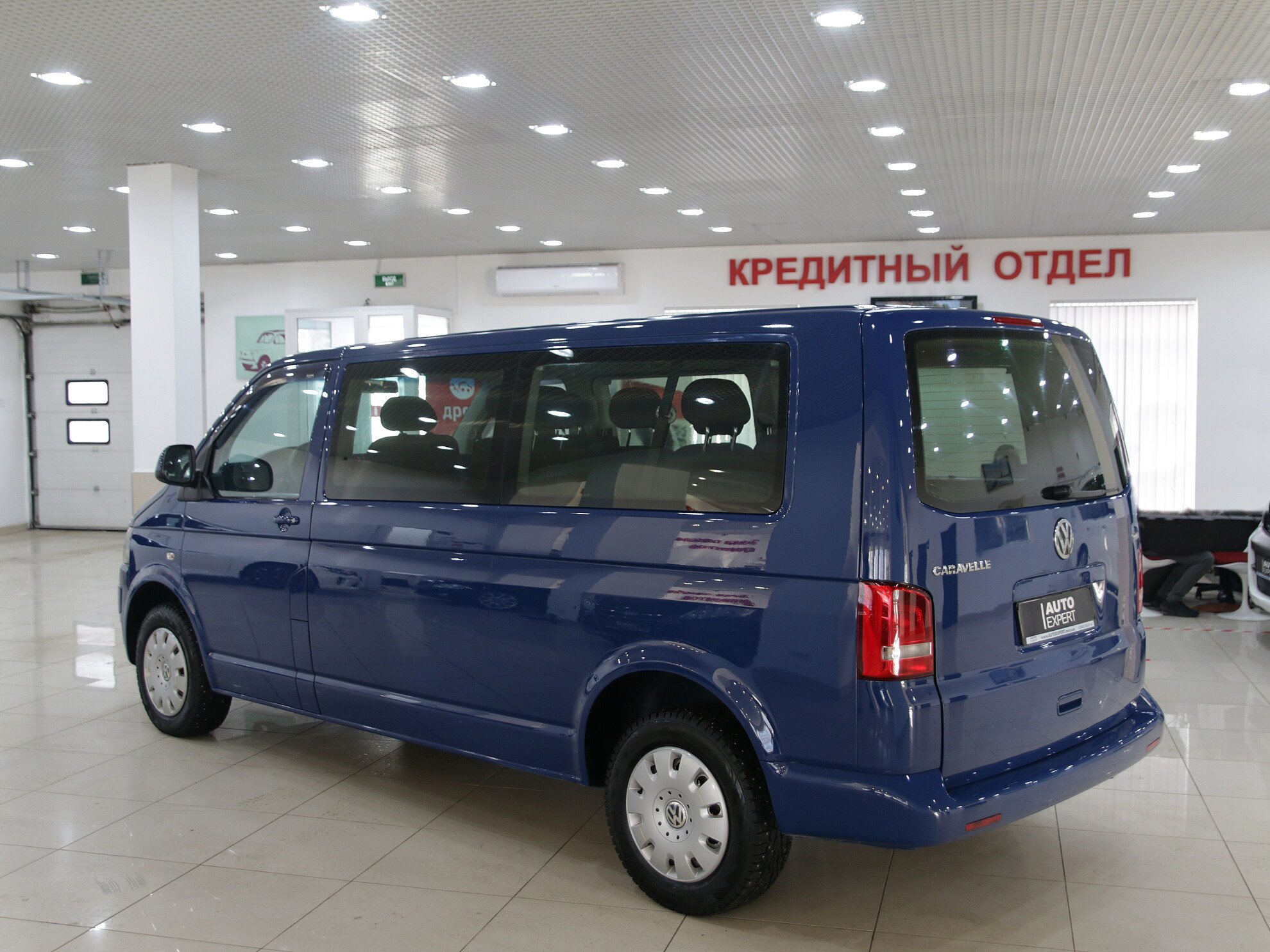 Фольксваген каравелла 2010. Volkswagen Caravelle long. Volkswagen Caravelle long столик на ножках штатный.