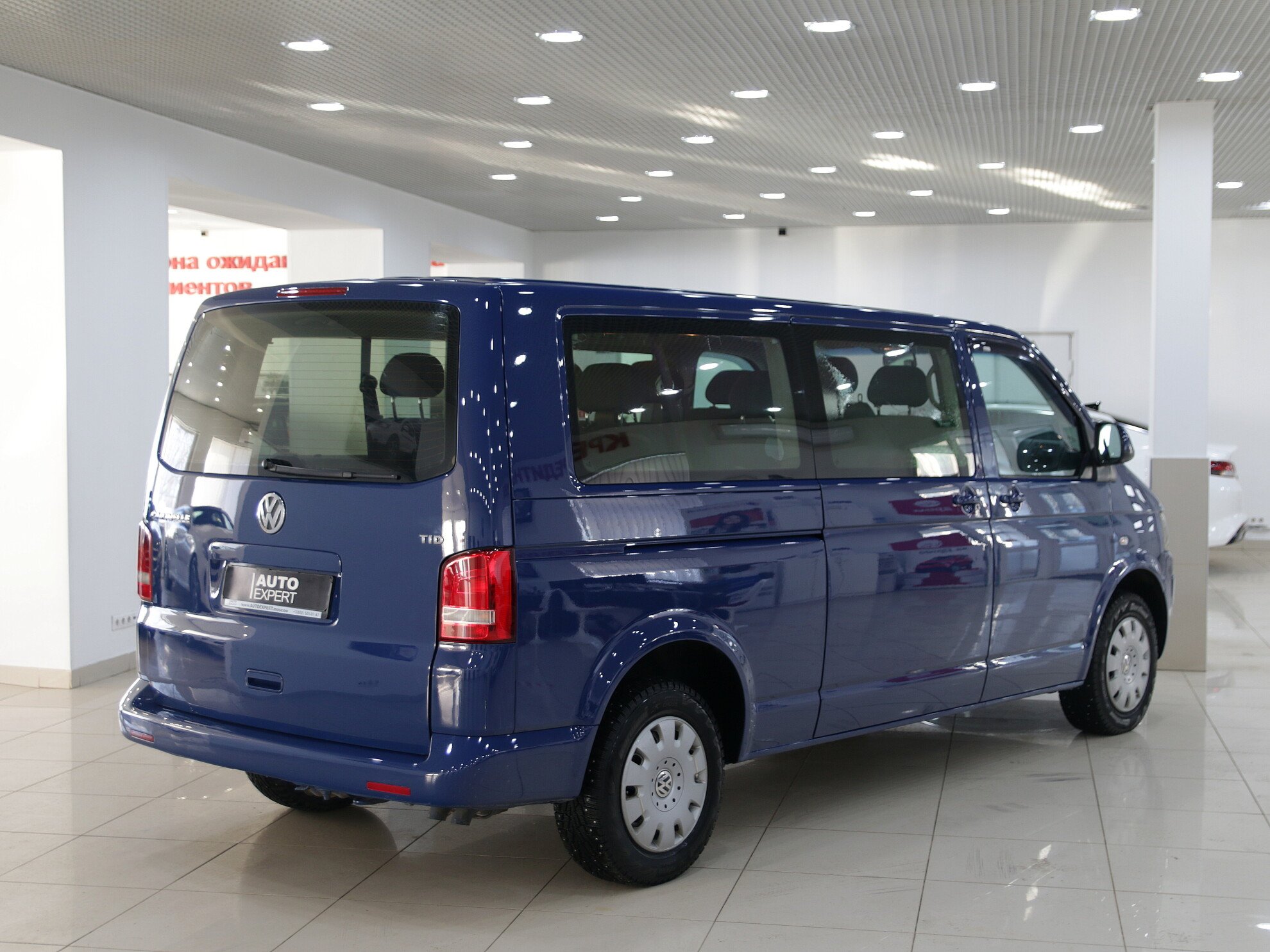 Фольксваген каравелла 2010. Volkswagen Caravelle long. Фольксваген Каравелла 2010г. Каравелла Фольксваген в двух цветах.