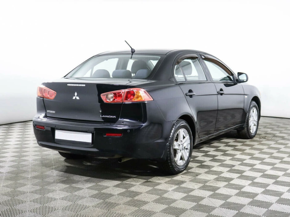 Mitsubishi Lancer с пробегом седан чёрного цвета 2005.