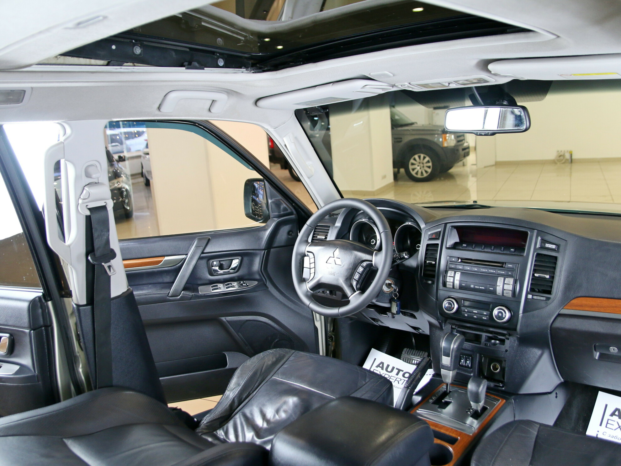 112 2011. Mitsubishi Pajero 2011 салон.