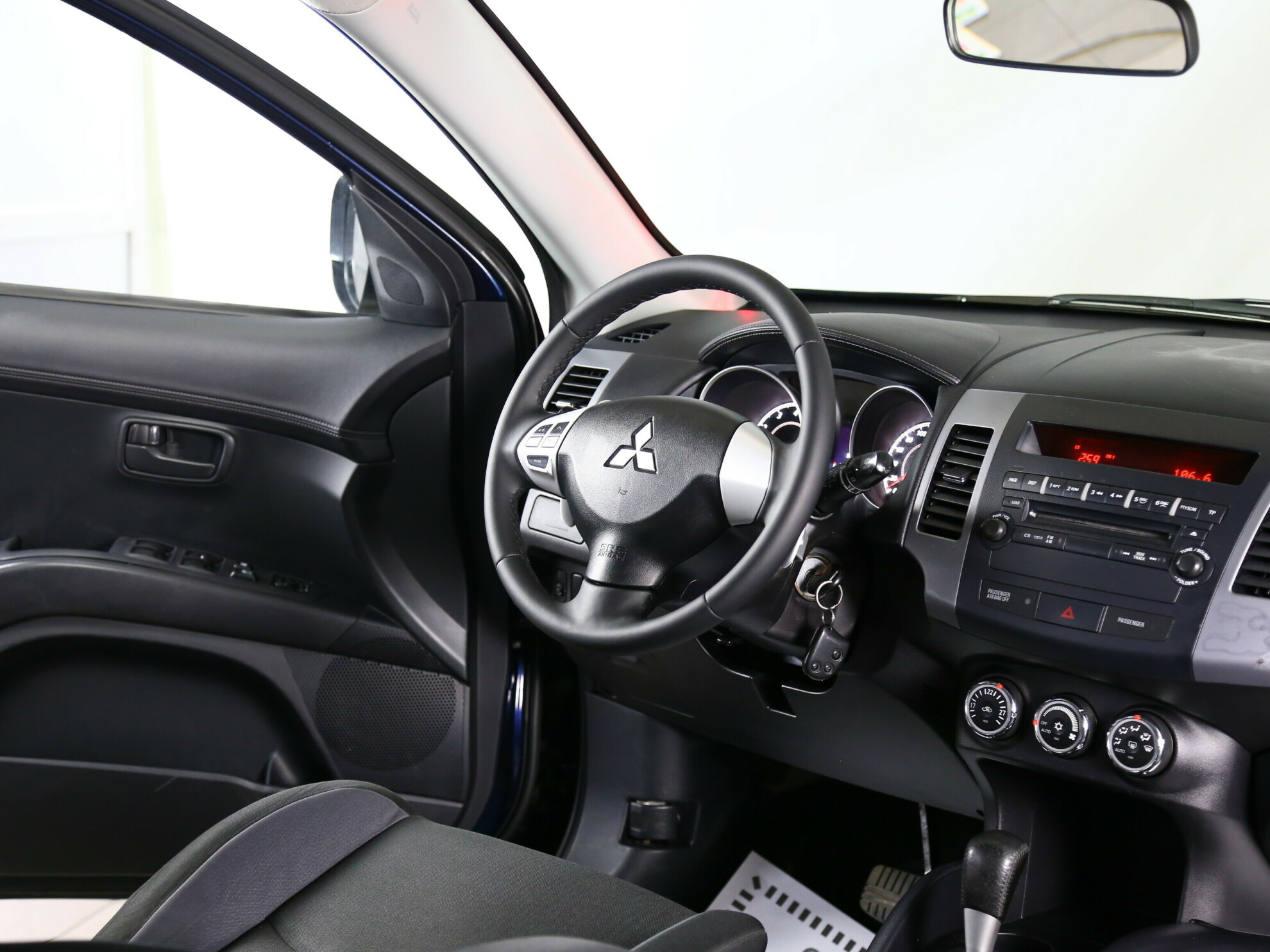 Пежо Аутлендер 2011. Mitsubishi Outlander 2.0 CVT передний привод на трассе. Митсубиси Аутлендер 2.0 CVT расход топлива 2013 год.