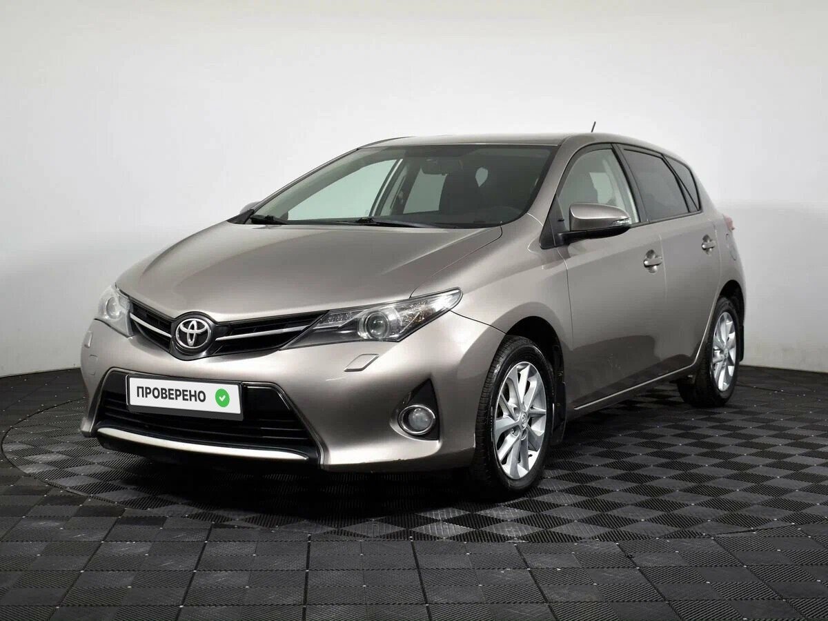 Toyota Auris 2013 зад