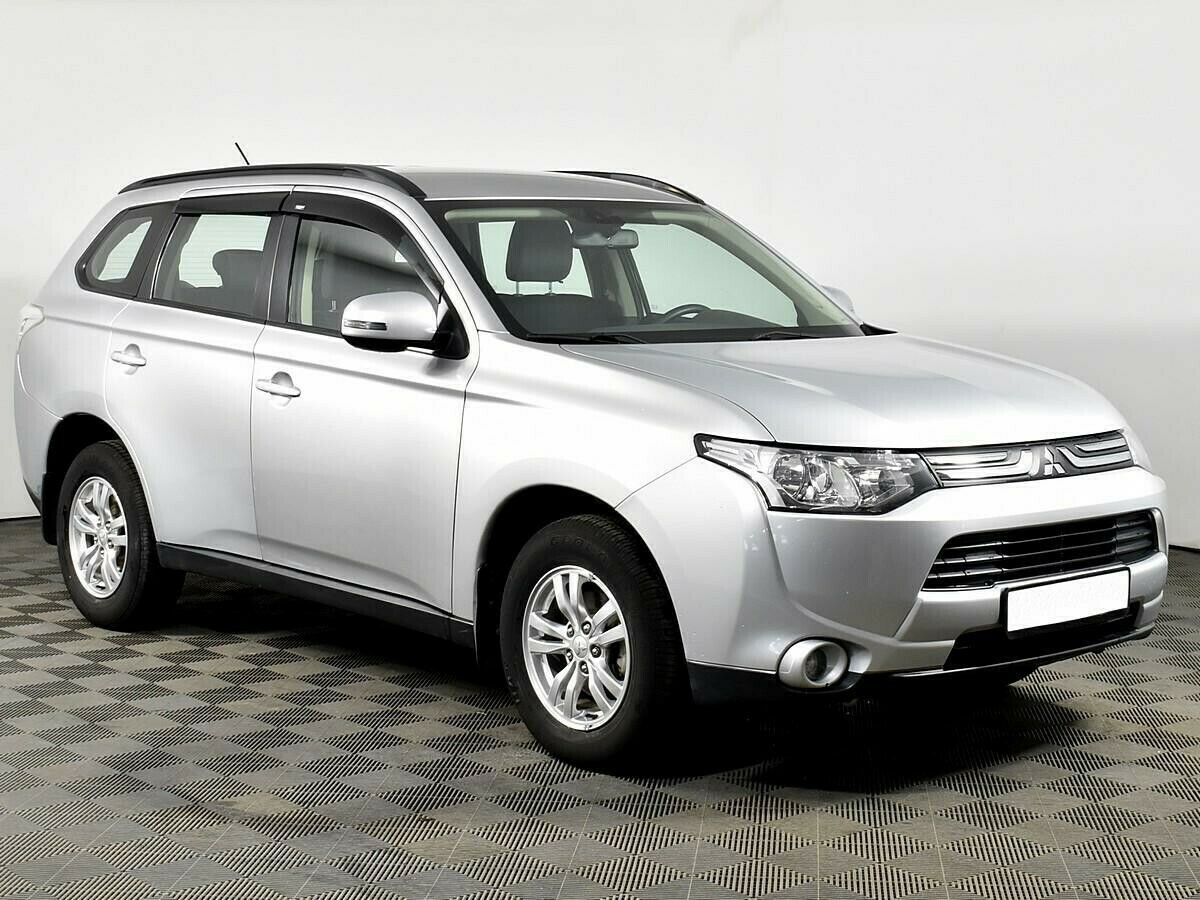 Автомобили митсубиси отзывы. Mitsubishi Outlander 2.0 CVT. Митсубиши Аутлендер 2012 год. Mitsubishi Outlander 2 0 CVT расход. Митсубиси Аутлендер 2012 года фото.